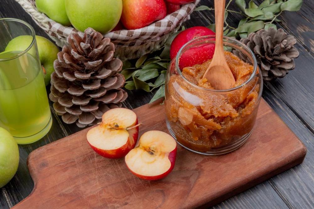 Applesauce with apples as fruit sweetener