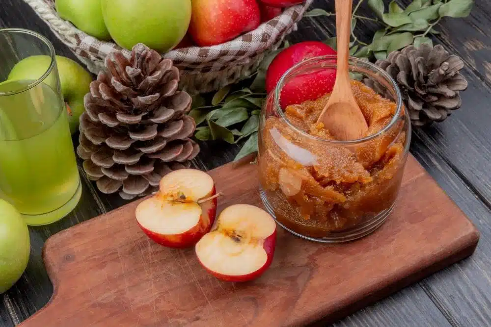 Applesauce with apples as fruit sweetener
