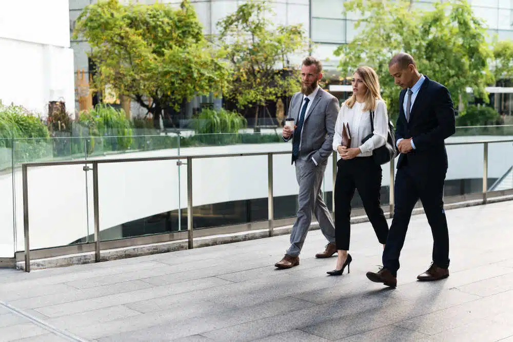walking meetings of 3 persons to boost your brainpower