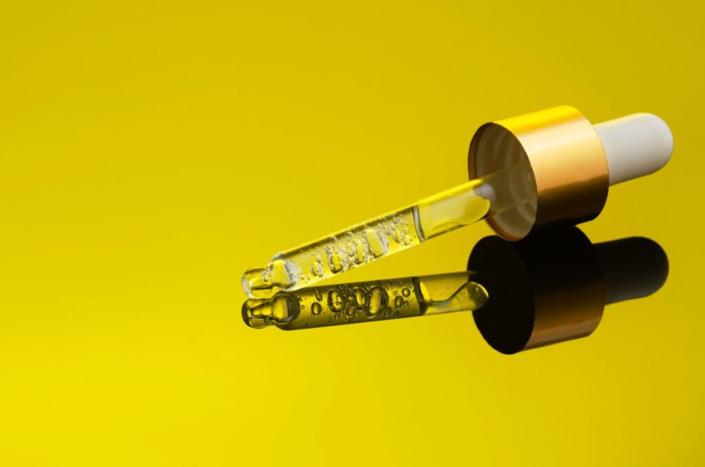 Tretinoin vs retinol, two droppers for antiaging serum