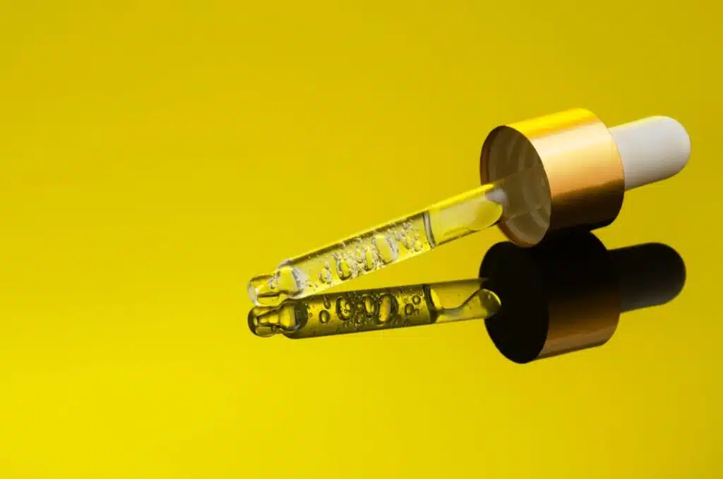 Tretinoin vs retinol, two droppers for antiaging serum