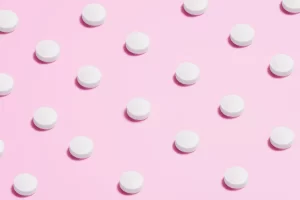 pills, weight loss, melatonin, white pills in pink background