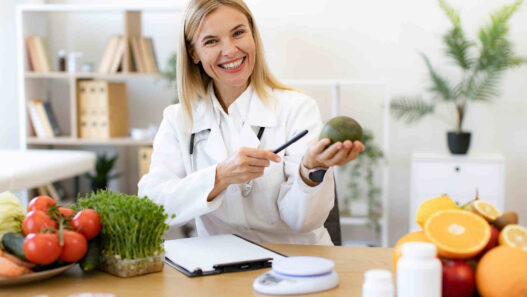 Personalised Nutrition, Woman Nutritionist explaining