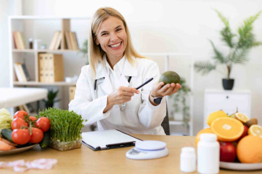 Personalised Nutrition, Woman Nutritionist explaining