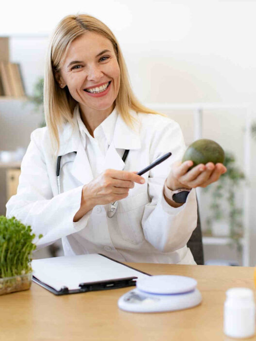 Personalised Nutrition, Woman Nutritionist explaining